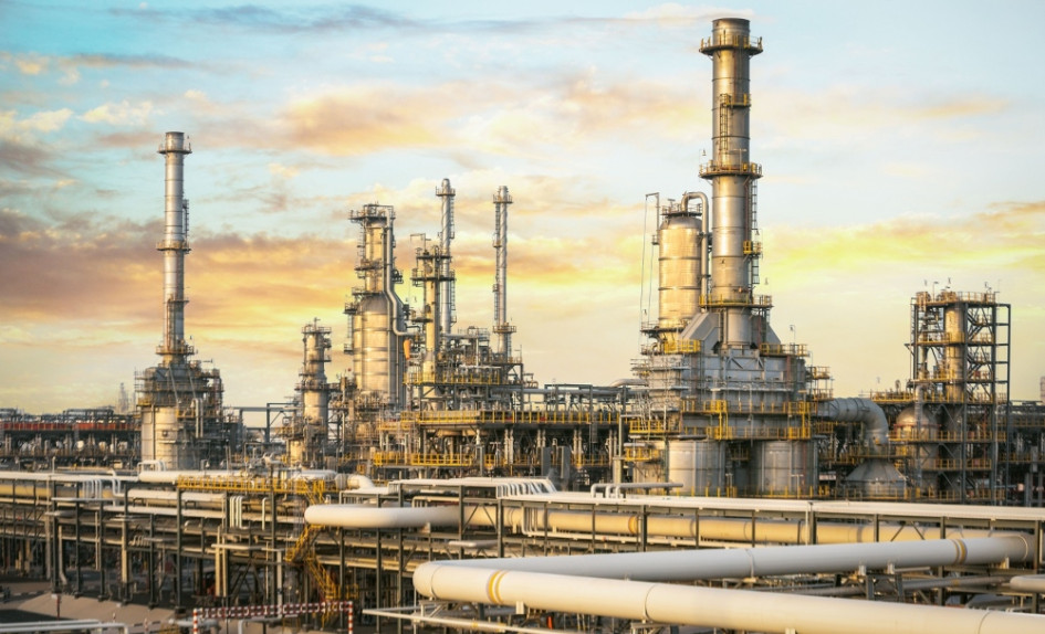 Con una capacidad de producción de 837 mil barriles diarios, la refinería Ruwais, ubicada en los Emiratos Árabes Unidos, es la más importante del Oriente Medio y la cuarta más importante del mundo. Con una capacidad de producción de 837 mil barriles diarios, la refinería Ruwais, ubicada en los Emiratos Árabes Unidos, es la más importante del Oriente Medio y la cuarta más importante del mundo.