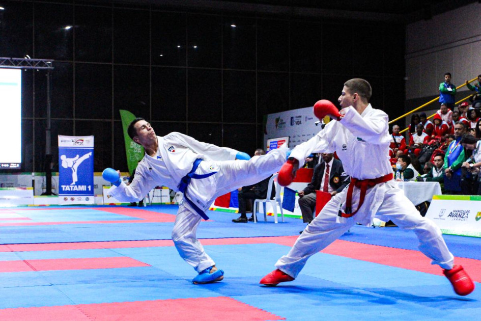 Andrés Felipe Rendón (de cinturón azul) ganó sus dos primeras batallas. En la tercera fue eliminado por Juan David Forero, del Valle del Cauca. Andrés Felipe Rendón (de cinturón azul) ganó sus dos primeras batallas. En la tercera fue eliminado por Juan David Forero, del Valle del Cauca.