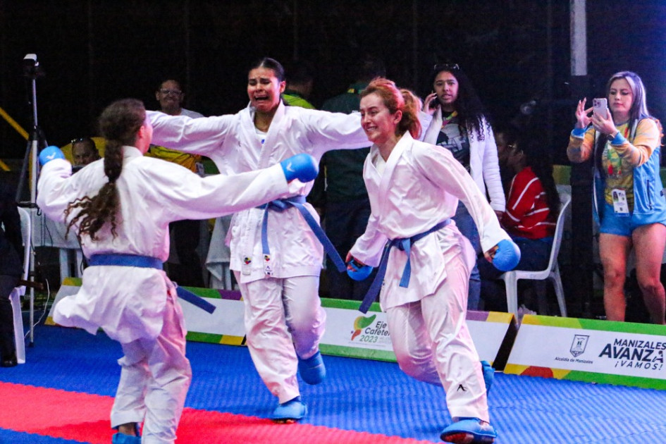 Las karatecas Shanee Torres, Laura Pescador y Sofía Cárdenas se desahogan luego de ganar el oro. Las karatecas Shanee Torres, Laura Pescador y Sofía Cárdenas se desahogan luego de ganar el oro.