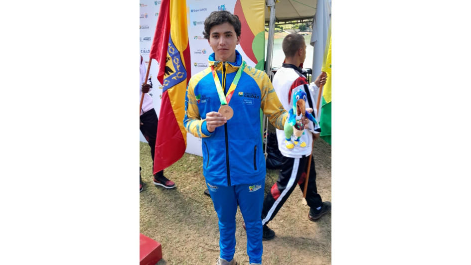 El deportista que representa a Caldas se ubicó en el tercer lugar en la prueba de overall masculino. El esquí náutico suma tres bronces para el departamento. El deportista que representa a Caldas se ubicó en el tercer lugar en la prueba de overall masculino. El esquí náutico suma tres bronces para el departamento.