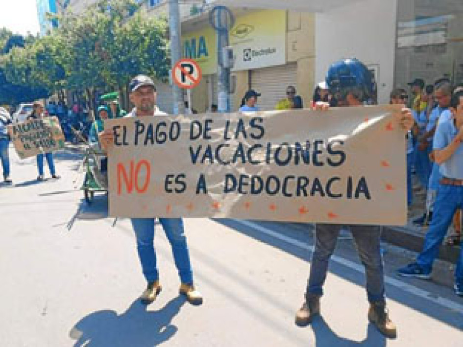 Según afectados, a algunos el Banco les amenaza con iniciar procesos de embargo, hay afectados económica y emocionalmente y por ello le exigen al alcalde César Alzate cancelar los salarios y que cumpla con las obligaciones vencidas, además de pedir a los jueces de ese Municipio que fallen a favor las acciones de tutela por afectación al mínimo vital y otros derechos fundamentales vulnerados por el mandatario. Según afectados, a algunos el Banco les amenaza con iniciar procesos de embargo, hay afectados económica y emocionalmente y por ello le exigen al alcalde César Alzate cancelar los salarios y que cumpla con las obligaciones vencidas, además de pedir a los jueces de ese Municipio que fallen a favor las acciones de tutela por afectación al mínimo vital y otros derechos fundamentales vulnerados por el mandatario.