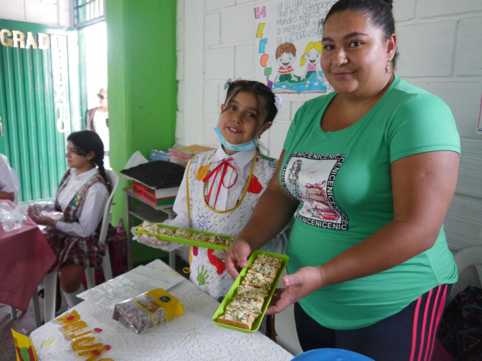 El colegio Eduardo Gómez Arrubla de Chinchiná reunió a padres de familia y a estudiantes en la tercera Feria del Emprendimiento. Mostraron gastronomía y lo que cosechan en la granja del colegio. El colegio Eduardo Gómez Arrubla de Chinchiná reunió a padres de familia y a estudiantes en la tercera Feria del Emprendimiento. Mostraron gastronomía y lo que cosechan en la granja del colegio.