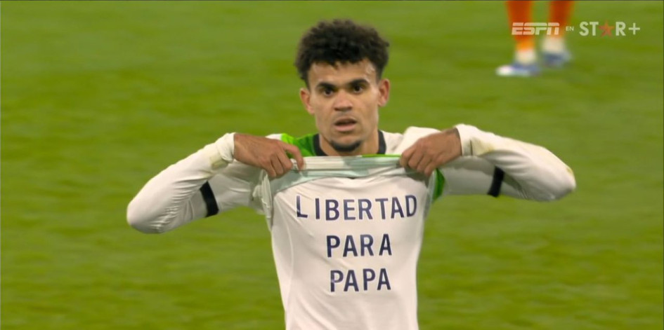 En su regreso a las canchas con el Liverpool, Luis Díaz marcó este domingo en el minuto 95 para darle el empate a su equipo ante Luton Town. En la celebración se levantó la camiseta para lucir el mensaje "Libertad para papá". En su regreso a las canchas con el Liverpool, Luis Díaz marcó este domingo en el minuto 95 para darle el empate a su equipo ante Luton Town. En la celebración se levantó la camiseta para lucir el mensaje "Libertad para papá".