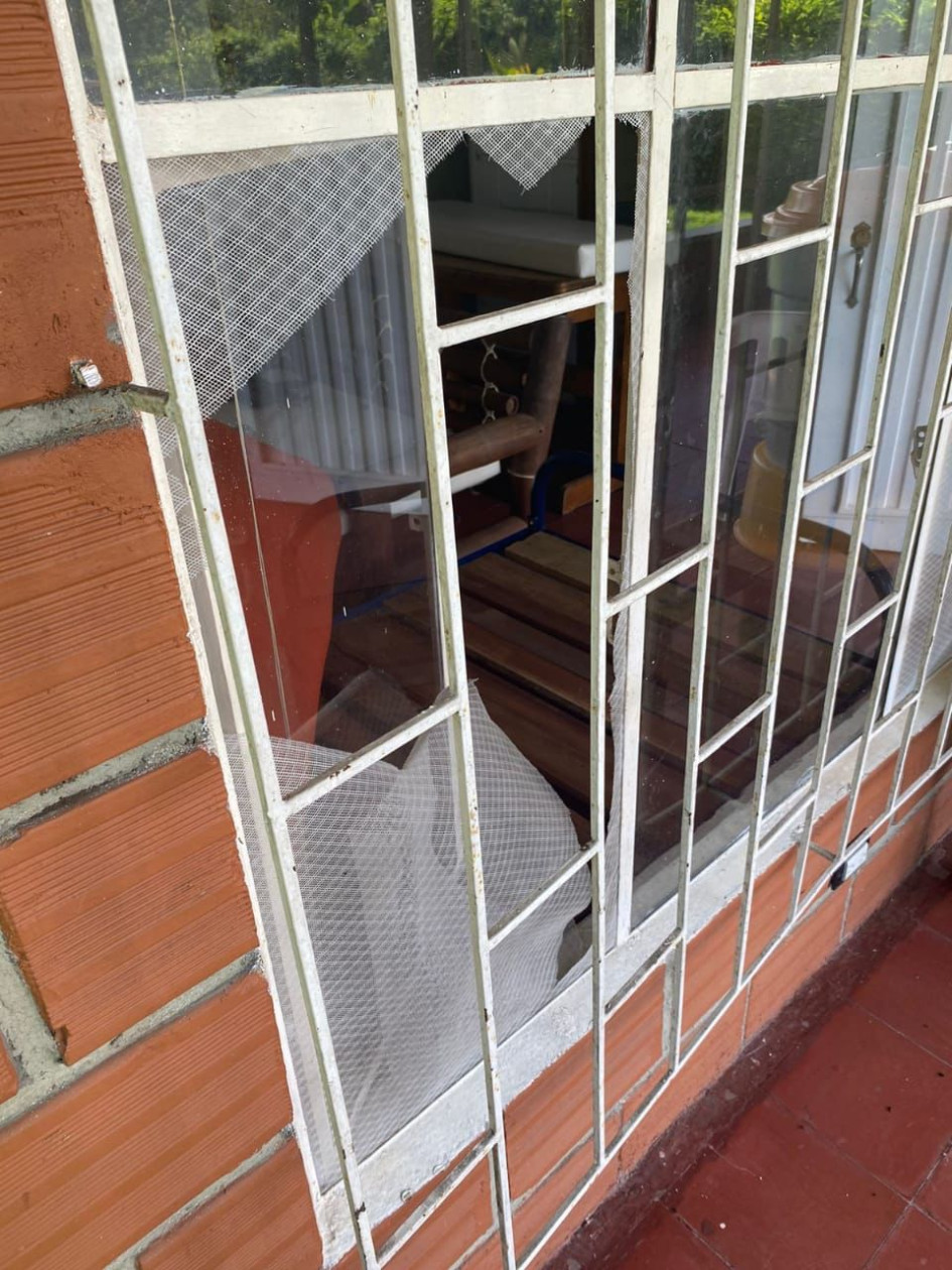 Los ladrones rompieron vidrios de ventanas, violentaron puertas y mallas para ingresar. Esperan que la Policía dé con los responsables. Los ladrones rompieron vidrios de ventanas, violentaron puertas y mallas para ingresar. Esperan que la Policía dé con los responsables.