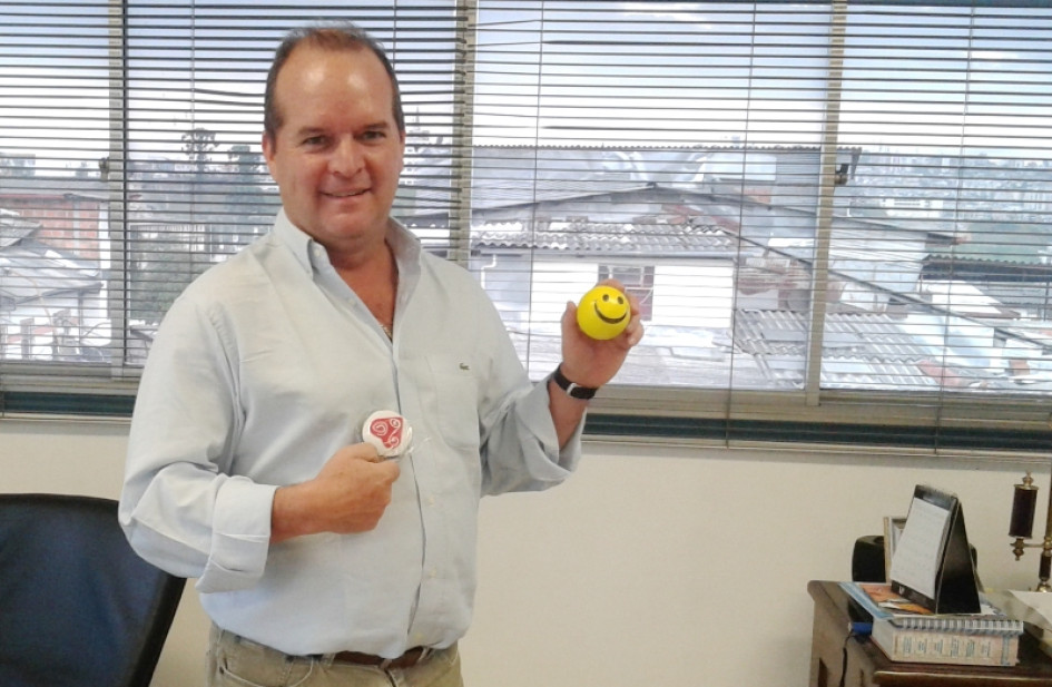 Nicolás Restrepo Escobar, con una carita feliz, en una campaña interna de ambiente laboral. Con una carita feliz, en una campaña interna de ambiente laboral.