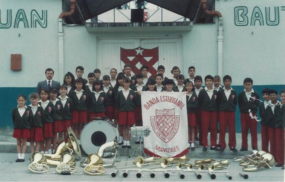 En 1993, hace 30 años, nació la primera agrupación sinfónica de la Institución Educativa Juan Bautista de La Salle, de Manizales. En 1993, hace 30 años, nació la primera agrupación sinfónica de la Institución Educativa Juan Bautista de La Salle, de Manizales.