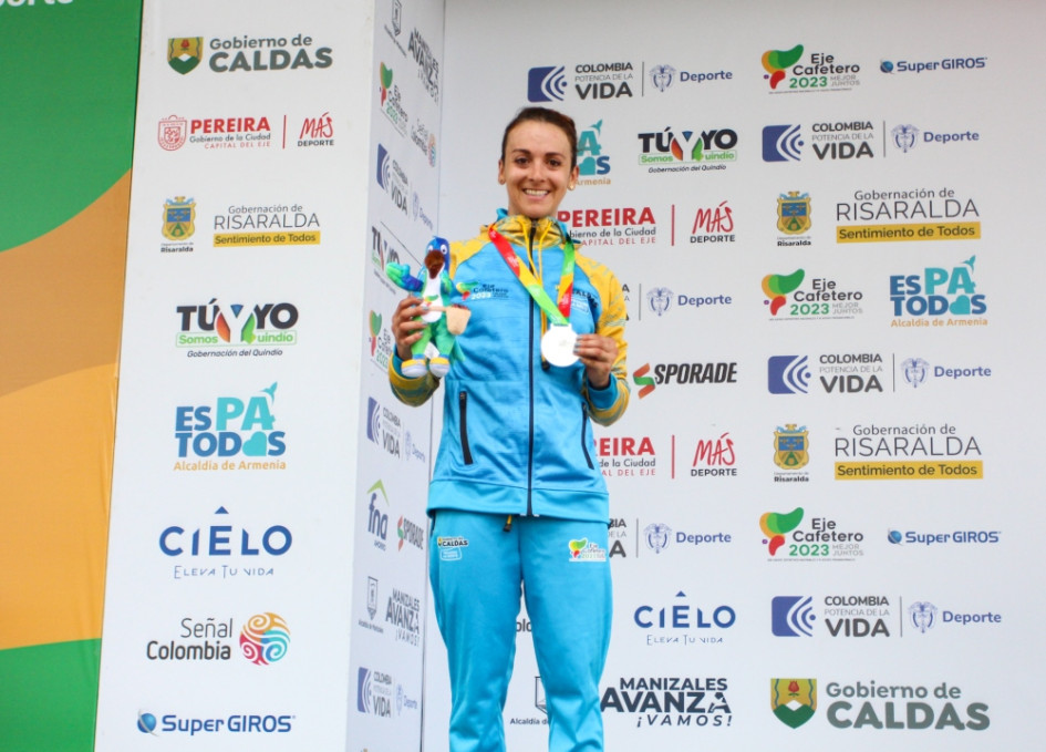 La manizaleña Diana Carolina Peñuela suma dos metales en las actuales Justas: bronce el domingo en la contrarreloj individual y plata este martes en la prueba de ruta. La manizaleña Diana Carolina Peñuela suma dos metales en las actuales Justas: bronce el domingo en la contrarreloj individual y plata este martes en la prueba de ruta.