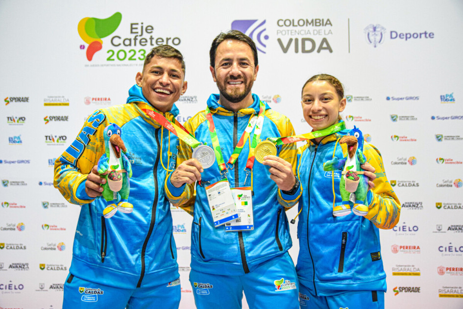 El entrenador Edison Ospina (centro) con Sofía Cárdenas y Febor Conde. El entrenador Edison Ospina (centro) con Sofía Cárdenas y Febor Conde.