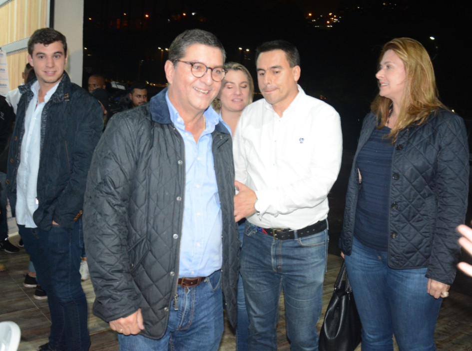 Luis Roberto Rivas obtuvo 188 mil 592 votos para la Gobernación de Caldas, 11 mil 822 menos que Henry Gutiérrez. En la foto aparece de segundo de izq. a der. en la celebración por la victoria de su fórmula a la Alcaldía de Manizales, Jorge Eduardo Rojas (3.º). Luis Roberto Rivas obtuvo 188 mil 592 votos para la Gobernación de Caldas, 11 mil 822 menos que Henry Gutiérrez. En la foto aparece de segundo de izq. a der. en la celebración por la victoria de su fórmula a la Alcaldía de Manizales, Jorge Eduardo Rojas (3.º).