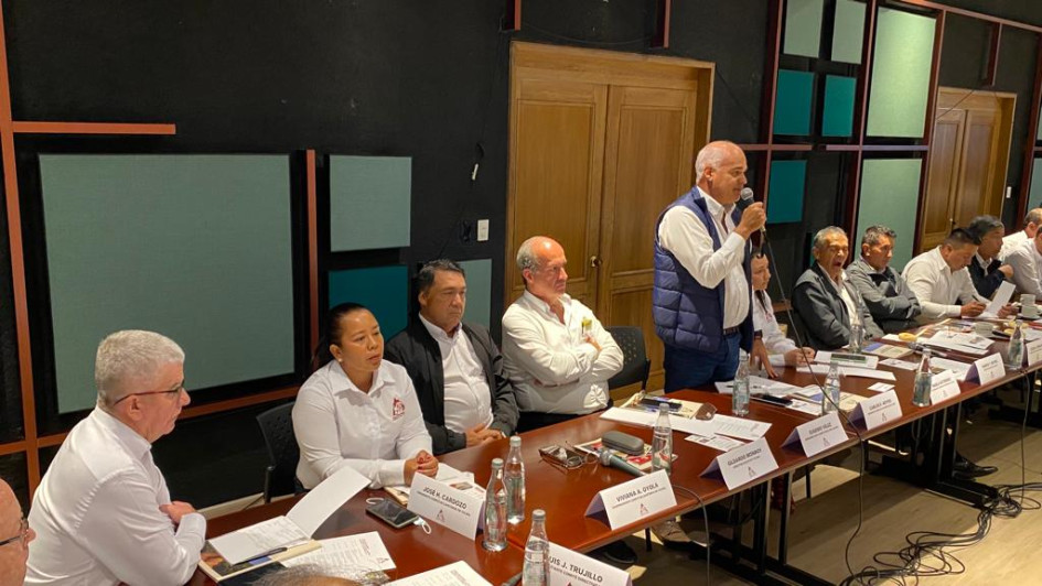 Quindío ocupará la presidencia. Cesar - La Guajira y Huila quedaron con las vicepresidencias. El Congreso será del 28 de noviembre al 1 de diciembre. En la foto, de pie está Carlos Hoyos Zuluaga, presidente del Comité de Cafeteros de Caldas. Quindío ocupará la presidencia. Cesar - La Guajira y Huila quedaron con las vicepresidencias. El Congreso será del 28 de noviembre al 1 de diciembre. En la foto, de pie está Carlos Hoyos Zuluaga, presidente del Comité de Cafeteros de Caldas.