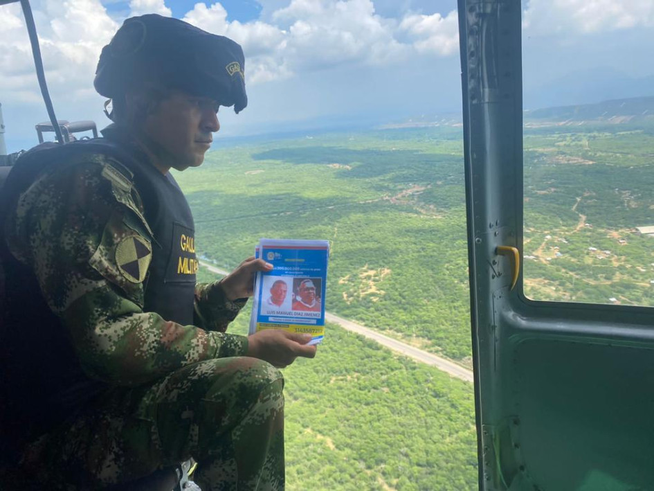 Aeronaves de la Aviación del Ejército Nacional y la Fuerza Aeroespacial Colombiana continúan con el monitoreo aéreo de la zona en La Guajira y realizan labores de perifoneo. Aeronaves de la Aviación del Ejército Nacional y la Fuerza Aeroespacial Colombiana continúan con el monitoreo aéreo de la zona en La Guajira y realizan labores de perifoneo.
