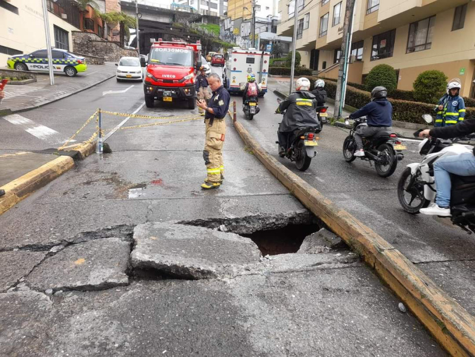 El daño ocurrió en la calle 67 con carrera 22, en el carril de descenso hacia la glorieta de San Rafael, en Manizales. El daño ocurrió en la calle 67 con carrera 22, en el carril de descenso hacia la glorieta de San Rafael, en Manizales.
