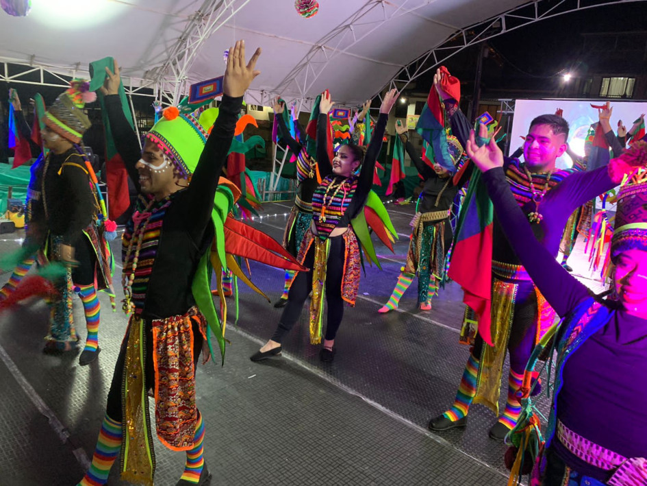En la tarima las danzas llenaron el Parque de Bolívar. En la tarima las danzas llenaron el Parque de Bolívar.