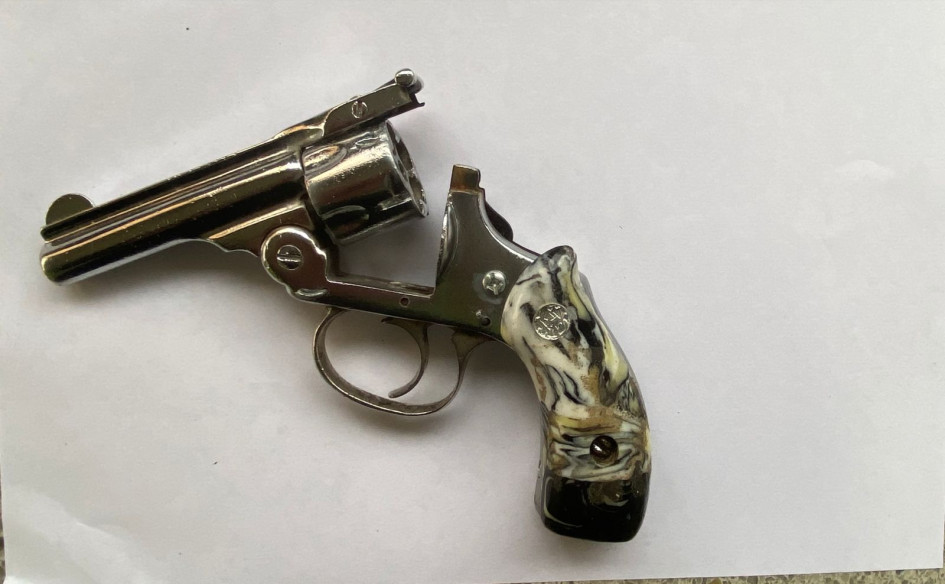 Este fue el revólver niquelado Smith & Wesson calibre 32 incautado. Este fue el revólver niquelado Smith & Wesson calibre 32 incautado.