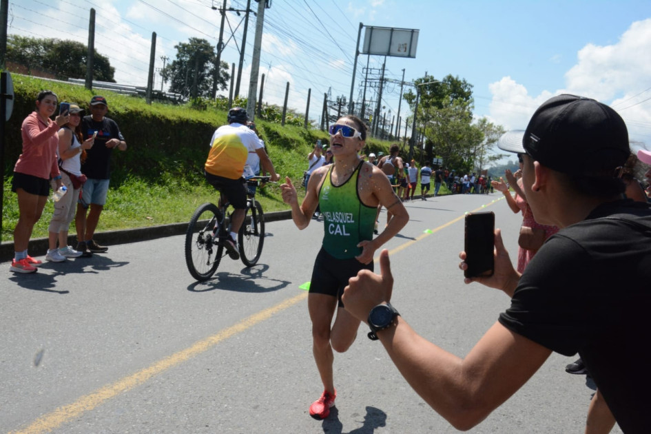 María Carolina Velásquez, antioqueña que representa a Caldas, se coronó en la prueba de triatlón disputada en Chinchiná. Sin embargo, fue sancionada por cometer una infracción en la carrera y perdió la medalla de oro. María Carolina Velásquez, antioqueña que representa a Caldas, se coronó en la prueba de triatlón disputada en Chinchiná. Sin embargo, fue sancionada por cometer una infracción en la carrera y perdió la medalla de oro.