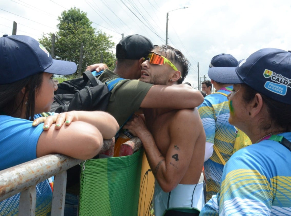 El triatlonista caldense Juan José Giraldo llegó en tercer lugar a la meta en Chinchiná. El oro se lo quedó Valle del Cauca y la plata fue para Bogotá. El triatlonista caldense Juan José Giraldo llegó en tercer lugar a la meta en Chinchiná. El oro se lo quedó Valle del Cauca y la plata fue para Bogotá.