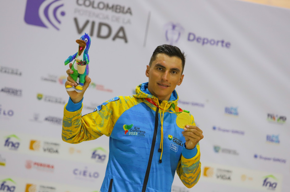 Jhónatan Restrepo se subió ayer por segunda ez el podio en lso Juegos Nacionales con su oro en pista, en esta ocasión en la prueba por puntos. Jhónatan Restrepo se subió ayer por segunda ez el podio en lso Juegos Nacionales con su oro en pista, en esta ocasión en la prueba por puntos.