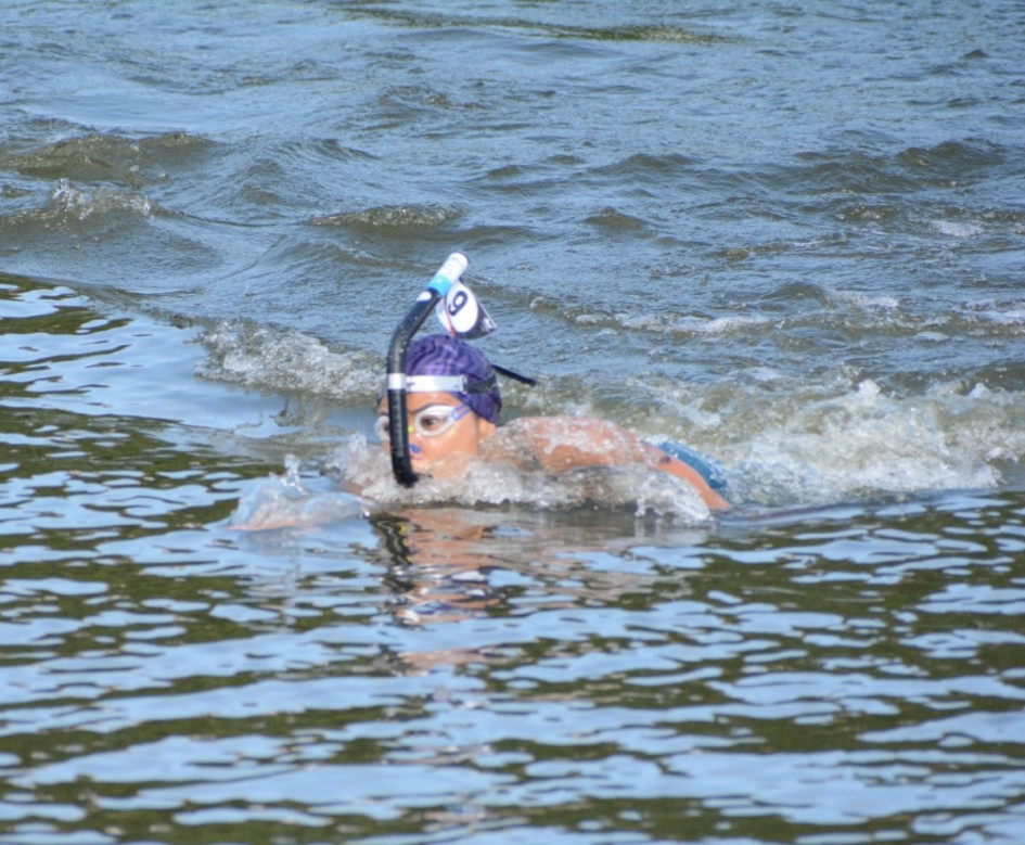 Jhoana Andrea Alegría (número 9) logró su segunda presea en los actuales Juegos. La primera fue de bronce, obtenida con el equipo caldense de relevo en natación con aletas. Jhoana Andrea Alegría (número 9) logró su segunda presea en los actuales Juegos. La primera fue de bronce, obtenida con el equipo caldense de relevo en natación con aletas.