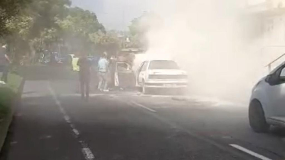 Según el video suministrado por un ciudadano se puede observar que la comunidad del sector sale con extintores a ayudar a apagar el incendio. Según el video suministrado por un ciudadano se puede observar que la comunidad del sector sale con extintores a ayudar a apagar el incendio.