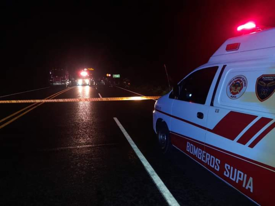 Un muerto y 10 heridos en choque de tres vehículos en la vía Manizales-Medellín Un muerto y 10 heridos en choque de tres vehículos en la vía Manizales-Medellín