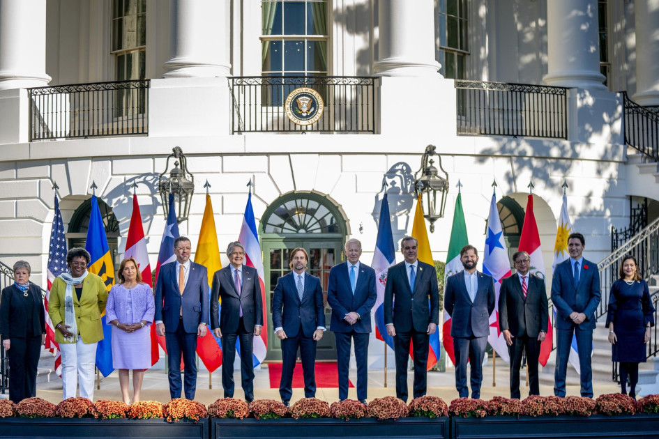 De izquierda a derecha, la ministra de Relaciones Exteriores de México, Alicia Bárcena; la primera ministra de Barbados, Mia Amor Mottley; la presidenta de Perú, Dina Boluarte; el presidente de Costa Rica, Rodrigo Chaves; el presidente de Ecuador, Guillermo Lasso; el presidente de Uruguay, Luis Lacalle; el presidente de Estados Unidos, Joe Biden; el presidente de República Dominicana, Luis Abinader; el presidente de Chile, Gabriel Boric; el presidente de Colombia, Gustavo Petro; el primer ministro de Canadá, Justin Trudeau, y la ministra de Relaciones Exteriores de Panamá, Janaina Tewaney, posan para una fotografía familiar en la Cumbre inaugural de Líderes de la Asociación para la Prosperidad Económica de las Américas en el Pórtico Sur de la Casa Blanca. De izquierda a derecha, la ministra de Relaciones Exteriores de México, Alicia Bárcena; la primera ministra de Barbados, Mia Amor Mottley; la presidenta de Perú, Dina Boluarte; el presidente de Costa Rica, Rodrigo Chaves; el presidente de Ecuador, Guillermo Lasso; el presidente de Uruguay, Luis Lacalle; el presidente de Estados Unidos, Joe Biden; el presidente de República Dominicana, Luis Abinader; el presidente de Chile, Gabriel Boric; el presidente de Colombia, Gustavo Petro; el primer ministro de Canadá