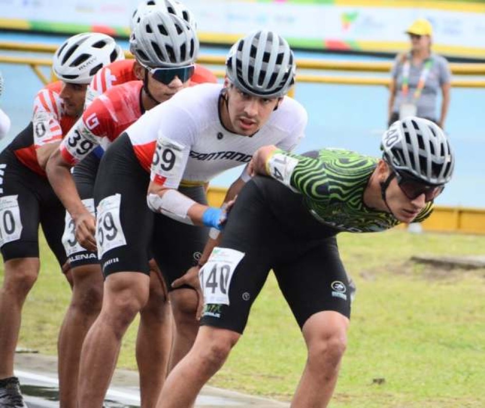Pablo Felipe Marín, de Manizales, se coronó ayer como ganador de los mil metros sprint del patinaje de los Juegos Nacionales, en el Patinódromo el Bosque Popular El Prado. Pablo Felipe Marín, de Manizales, se coronó ayer como ganador de los mil metros sprint del patinaje de los Juegos Nacionales, en el Patinódromo el Bosque Popular El Prado.