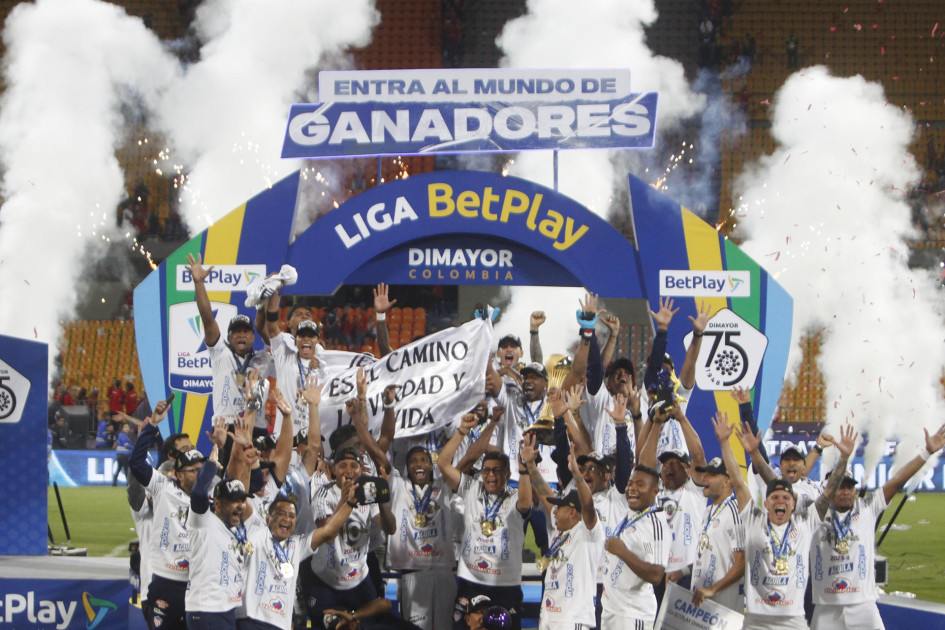 Los barranquilleros, dirigidos por Arturo Reyes, igualaron la serie con un tanto al minuto 89. En la definición desde el punto penal no erraron y quedaron campeones del fútbol colombiano por décima vez en su historia. Los barranquilleros, dirigidos por Arturo Reyes, igualaron la serie con un tanto al minuto 89. En la definición desde el punto penal no erraron y quedaron campeones del fútbol colombiano por décima vez en su historia.