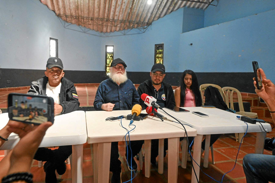 Foto | EFE | LA PATRIA Alias Leopoldo Durán, nuevo jefe del equipo negociador del Emc, junto a los demás delegados de ese grupo armado. Foto | EFE | LA PATRIA Alias Leopoldo Durán, nuevo jefe del equipo negociador del Emc, junto a los demás delegados de ese grupo armado.