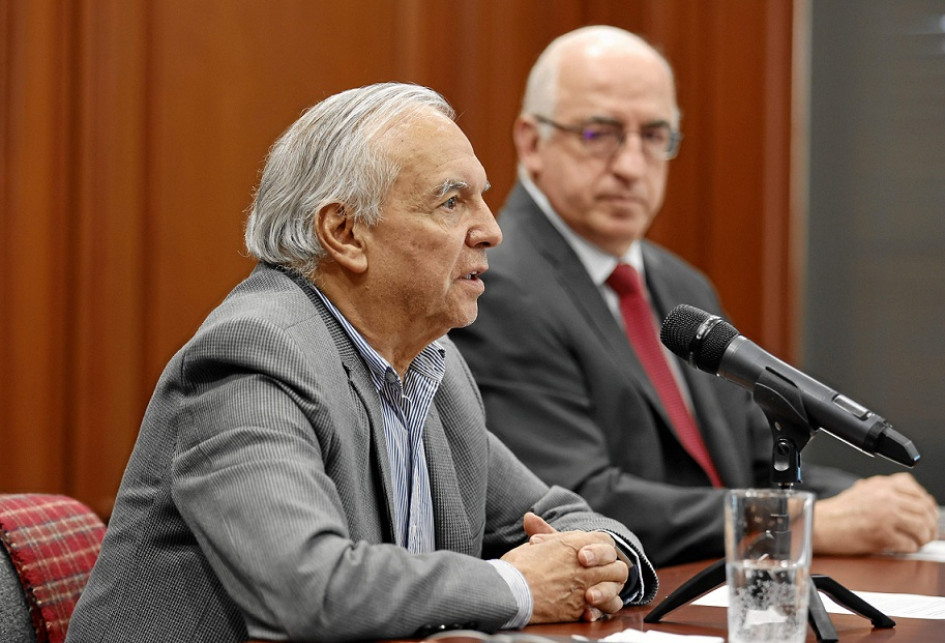 Ricardo Bonilla, ministro de Hacienda, acompaña a Leonardo Villar Gómez, gerente del emisor, en el anuncio de que la autoridad monetaria cierra el año bajando las tasas de interés. Ricardo Bonilla, ministro de Hacienda, acompaña a Leonardo Villar Gómez, gerente del emisor, en el anuncio de que la autoridad monetaria cierra el año bajando las tasas de interés.