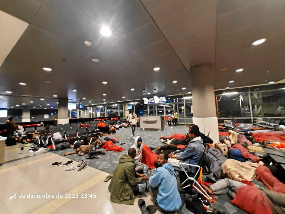 Los africanos hacen tránsito en el aeropuerto El Dorado de Bogotá, desde donde viajan a Centroamérica, principalmente a El Salvador, para seguir su camino a Estados Unidos. Los africanos hacen tránsito en el aeropuerto El Dorado de Bogotá, desde donde viajan a Centroamérica, principalmente a El Salvador, para seguir su camino a Estados Unidos.