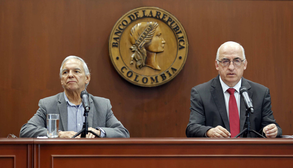El gerente general del Banco de la República, Leonardo Villar (derecha), habla junto al ministro de Hacienda, Ricardo Bonilla, en una rueda de prensa este martes, en Bogotá. El gerente general del Banco de la República, Leonardo Villar (derecha), habla junto al ministro de Hacienda, Ricardo Bonilla, en una rueda de prensa este martes, en Bogotá.