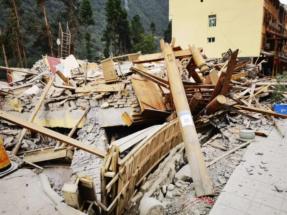 Al menos 111 personas murieron y más de 200 resultaron heridas tras un terremoto de magnitud 6,2. Al menos 111 personas murieron y más de 200 resultaron heridas tras un terremoto de magnitud 6,2.