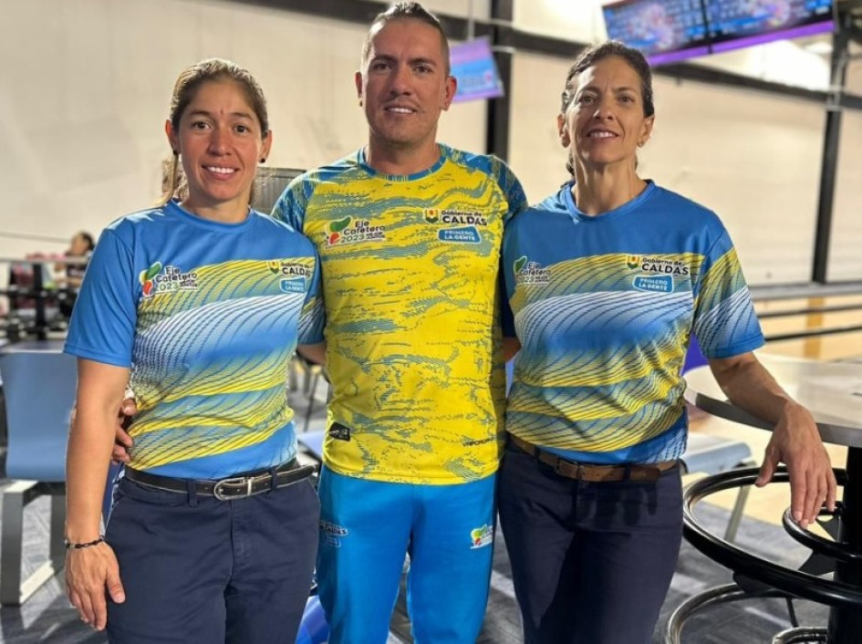 Sandra Hernández, Julio Enrique Soto y Gloria Osorio, las medallistas y su técnico. Ganaron oro por equipos. Sandra Hernández, Julio Enrique Soto y Gloria Osorio, las medallistas y su técnico. Ganaron oro por equipos.
