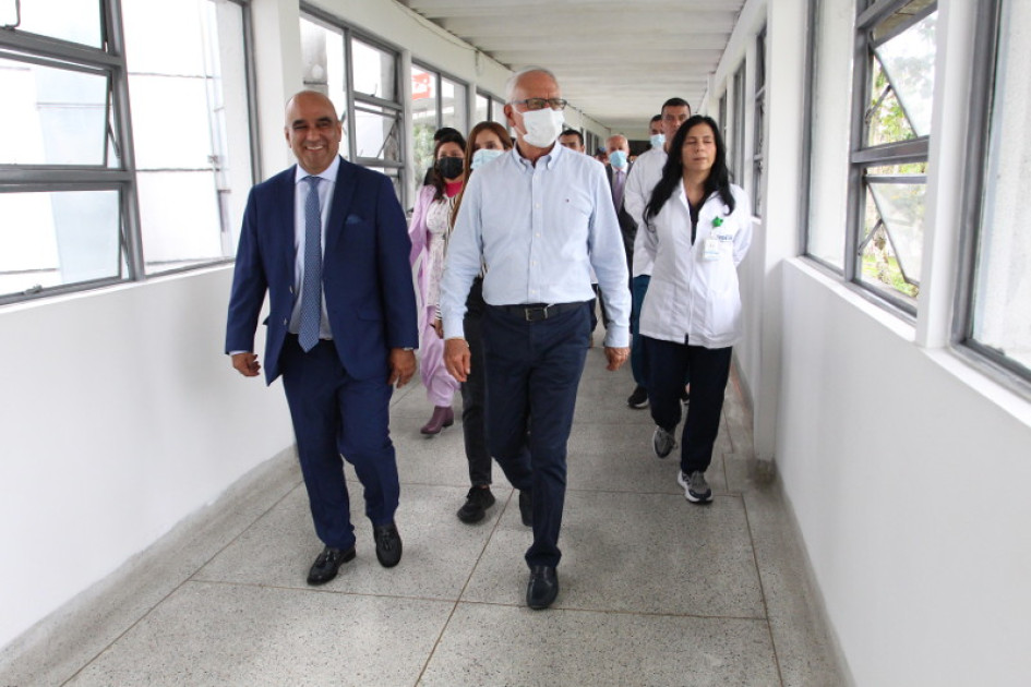 Carlos Piedrahíta, gerente del Hospital Departamental Santa Sofía (izquierda), acompañó a Guillermo Jaramillo (centro), ministro de Salud, durante el recorrido por la entidad. Otros miembros asistenciales los siguieron.
