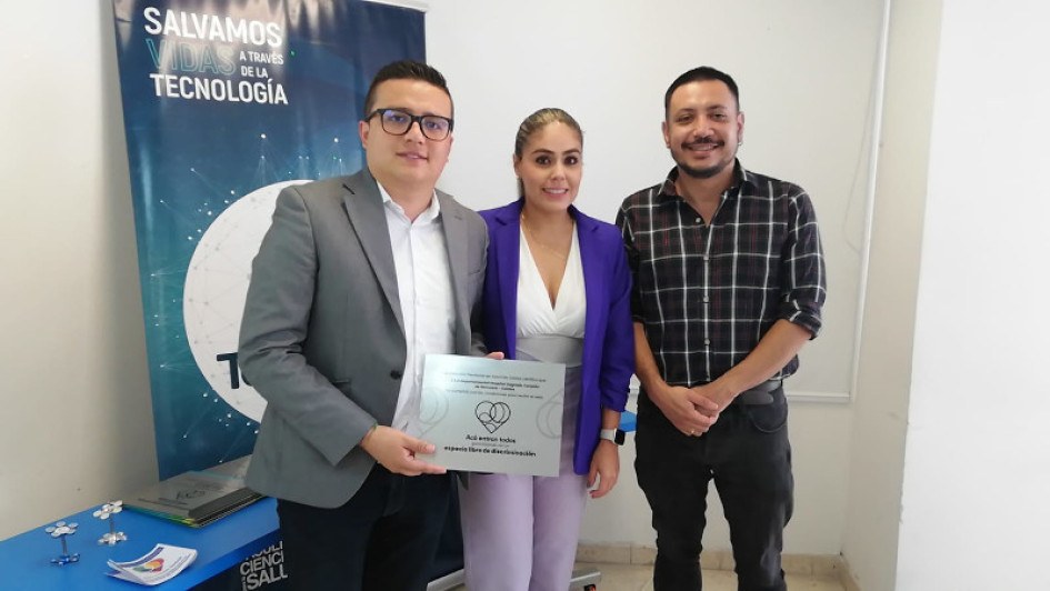 Jefferson Bustamante, profesional jurídico del Hospital Sagrado Corazón (Norcasia), recibió el galardón de su institución. Lo acompañan, en la imagen, Daniela Blandón García, profesional universitaria en salud de la DTSC, y Rubén Guillermo Quintero, médico sexólogo de la Territorial de Salud. Jefferson Bustamante, profesional jurídico del Hospital Sagrado Corazón (Norcasia), recibió el galardón de su institución. Lo acompañan, en la imagen, Daniela Blandón García, profesional universitaria en salud de la DTSC, y Rubén Guillermo Quintero, médico sexólogo de la Territorial de Salud.