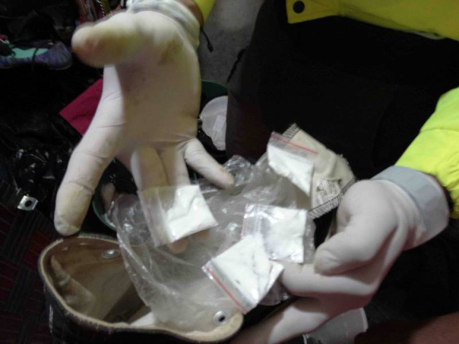 A Jéssica María le encontraron 207 gramos de cocaína, dosificados en 592 bolsas plásticas transparentes con sello hermético. 18 gramos con 580 miligramos de cannabis, en 10 bolsas plásticas. Y 34 cartuchos calibre 38. A Jéssica María le encontraron 207 gramos de cocaína, dosificados en 592 bolsas plásticas transparentes con sello hermético. 18 gramos con 580 miligramos de cannabis, en 10 bolsas plásticas. Y 34 cartuchos calibre 38.