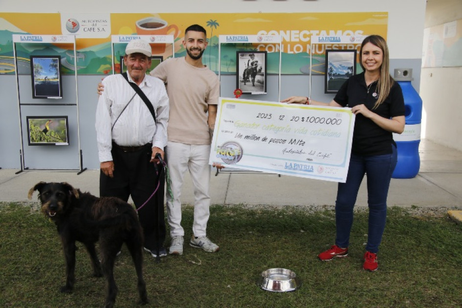 Sebastián Timarán Lasso con don José y Lucas recibiendo el premio de manos de Laura Inés Villegas Calderón, directora de Sostenibilidad de Autopistas del Café. Sebastián Timarán Lasso con don José y Lucas recibiendo el premio de manos de Laura Inés Villegas Calderón, directora de Sostenibilidad de Autopistas del Café.