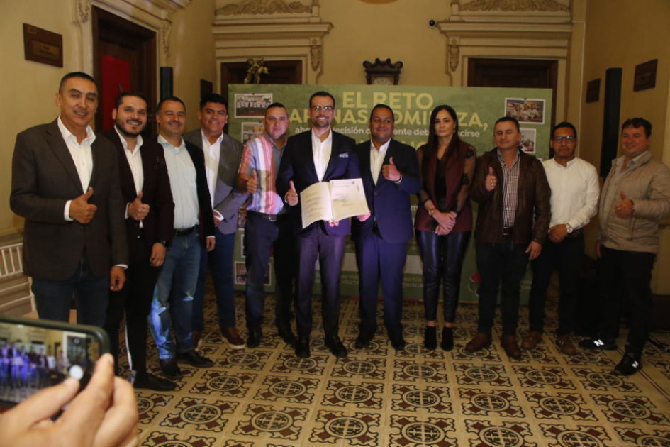 El documento lo firmaron los presidentes de los concejos municipales y los respectivos alcaldes que conforman el AM. En la imagen acompañados por los alcaldes electos, el gobernador de Caldas, el secretario de Planeación y la notaria primera.