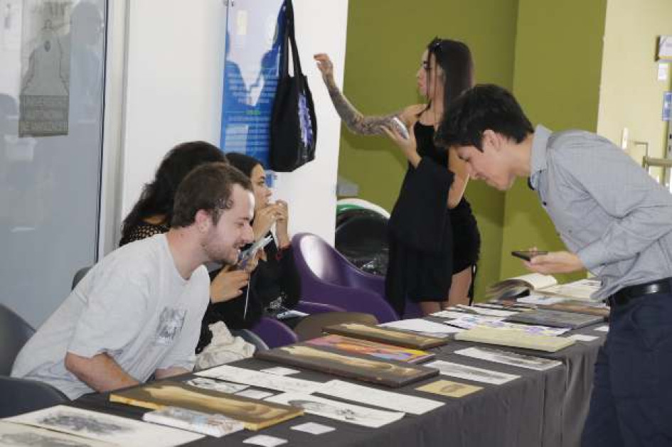 Manuel Alejandro Pinilla (derecha), docente de Diseño y Arte de la UAM, da un vistazo a los trabajos de su púpilos de las uniersidades de la ciudad. Manuel Alejandro Pinilla (derecha), docente de Diseño y Arte de la UAM, da un vistazo a los trabajos de su púpilos de las uniersidades de la ciudad.