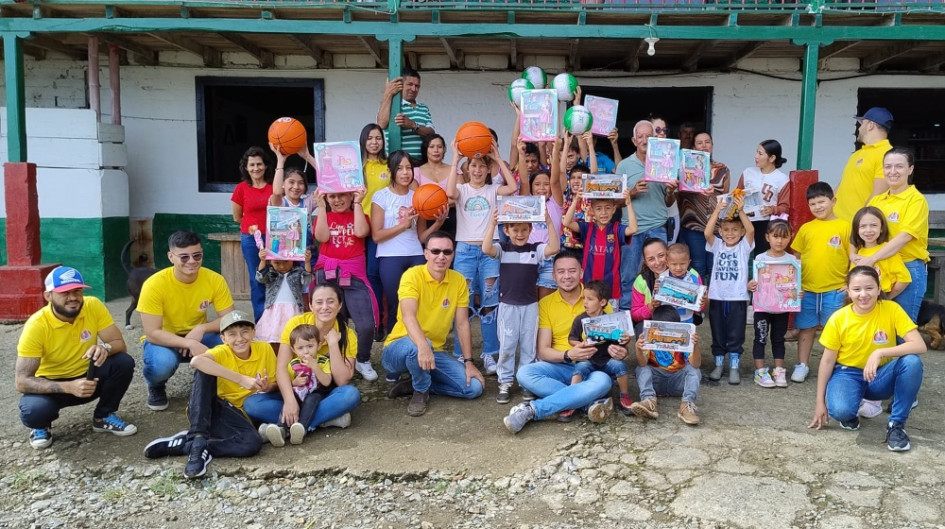 La alegría se manifiesta en la algarabía. La alegría se manifiesta en la algarabía.