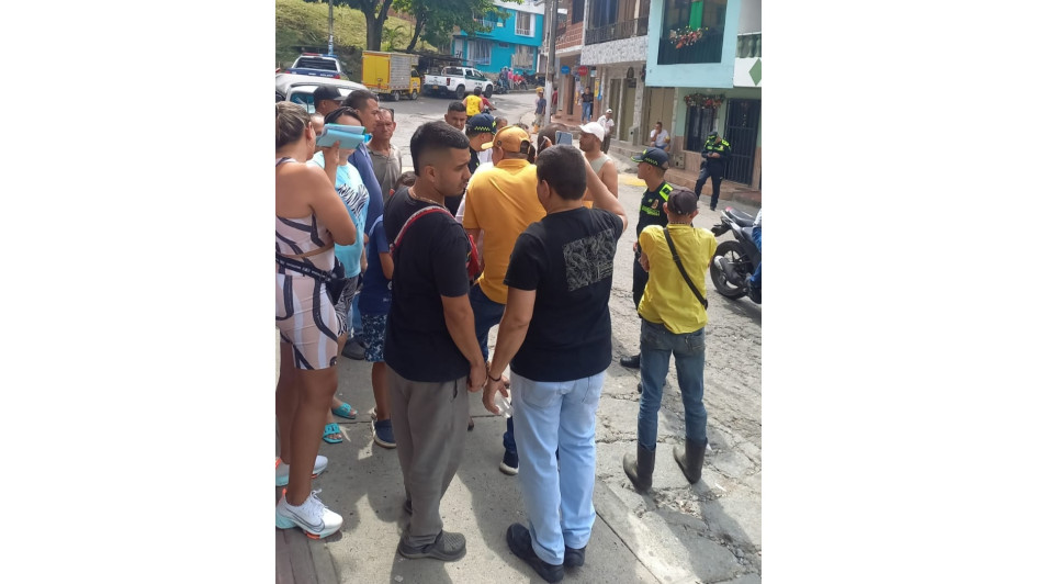 Momento en que algunos habitantes del corregimiento de Arauca se opusieron a la ejecución de trabajos en la calle 8. Momento en que algunos habitantes del corregimiento de Arauca se opusieron a la ejecución de trabajos en la calle 8.