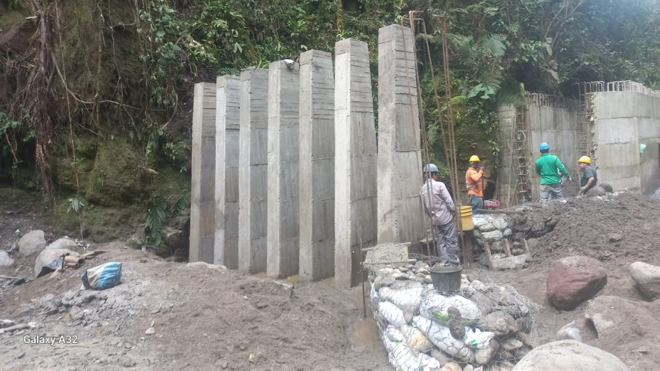 Los obreros trabajan en la construcción de unos muros de contención de empalizadas, en el sitio donde quedaría ubicada la nueva bocatoma de Villamaría (Caldas). Los obreros trabajan en la construcción de unos muros de contención de empalizadas, en el sitio donde quedaría ubicada la nueva bocatoma de Villamaría (Caldas).