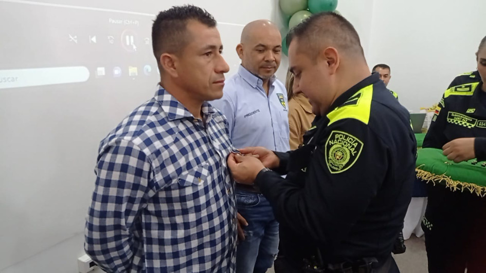 La Policía Caldas condecoró a los 10 mejores presidentes de Juntas de Acción Comunal por su compromiso, labor solidaria y aporte a la seguridad. La Policía Caldas condecoró a los 10 mejores presidentes de Juntas de Acción Comunal por su compromiso, labor solidaria y aporte a la seguridad.