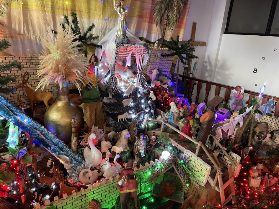 El pesebre es el centro de toda la decoración. El pesebre es el centro de toda la decoración.