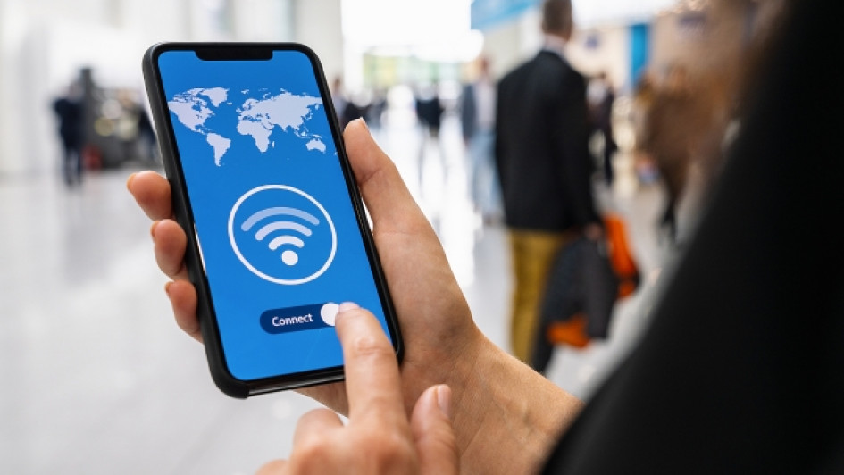 Como-desactivar-el-VPN-de-mi-iPhone Persona conectándose a una VPN en un celular