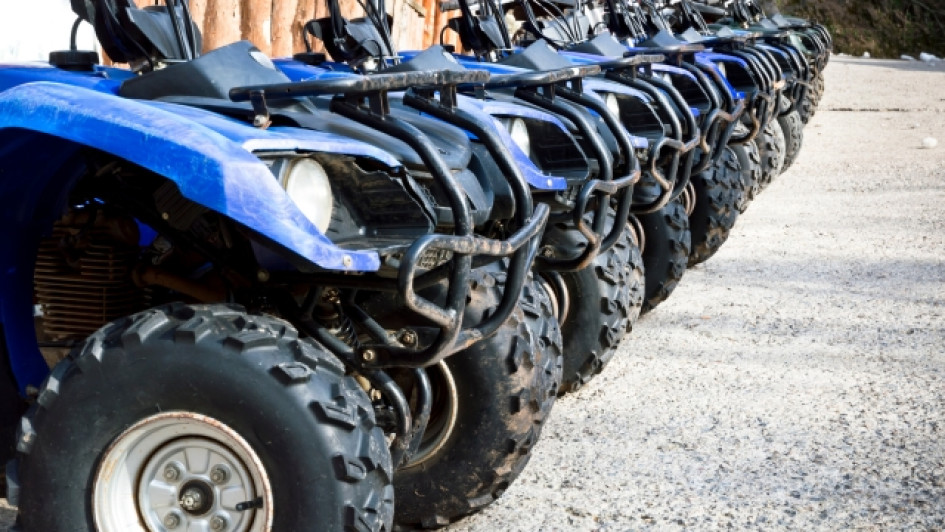Cuanto-vale-una-cuatrimoto Cuatrimotos azules parqueadas una al lado de la otra