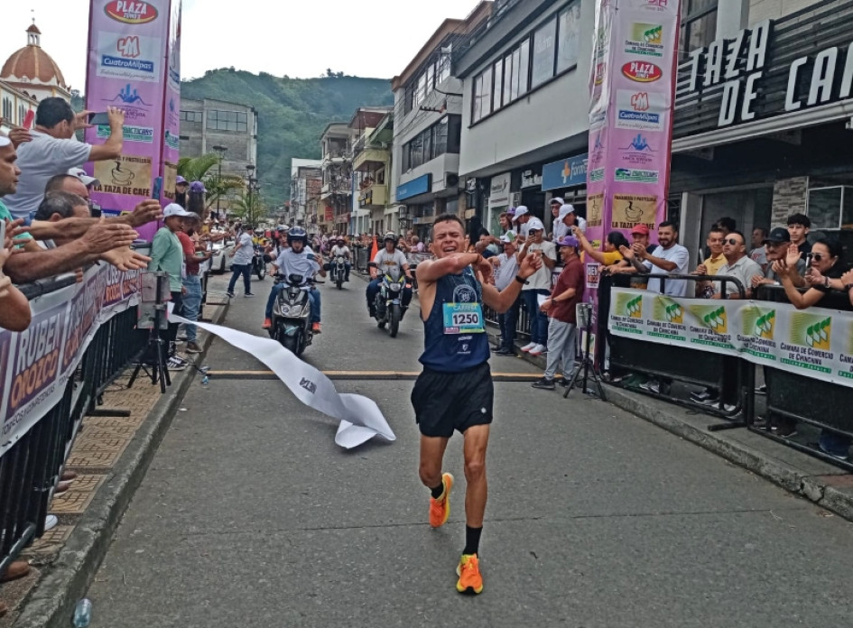 Diego Orozco, de Sevilla (Valle del Cauca), fue el campeón en categoría Élite de la Primera Carrera Atlética 11k San Silvestre-Rubén Orozco, en Chinchiná (Caldas). Diego Orozco, de Sevilla (Valle del Cauca), fue el campeón en categoría Élite de la Primera Carrera Atlética 11k San Silvestre-Rubén Orozco, en Chinchiná (Caldas).
