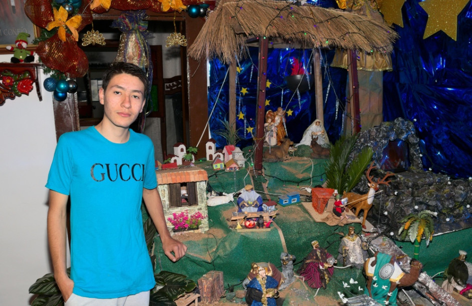 Emmanuel, el autor del pesebre, que usa también figuras en movimiento. Emmanuel, el autor del pesebre, que usa también figuras en movimiento.