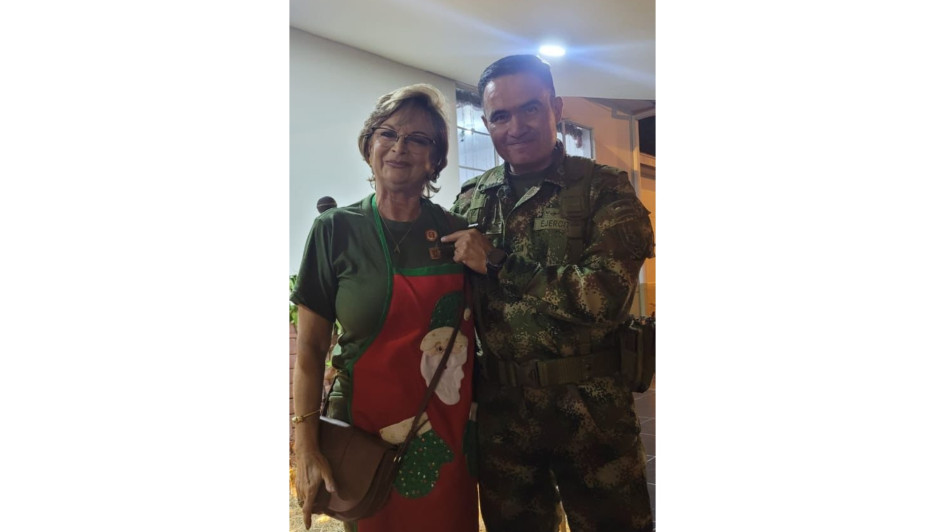 Ángela Gómez de Cárdenas junto al coronel Juan Gabriel Rojas González, que condecoró a las voluntarias por sus servicios. Ángela Gómez de Cárdenas junto al coronel Juan Gabriel Rojas González, que condecoró a las voluntarias por sus servicios.