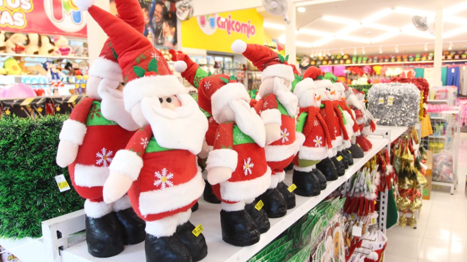 Además de los regalos navideños, los adornos de la temporada son un gasto adicional en los hogares. Además de los regalos navideños, los adornos de la temporada son un gasto adicional en los hogares.